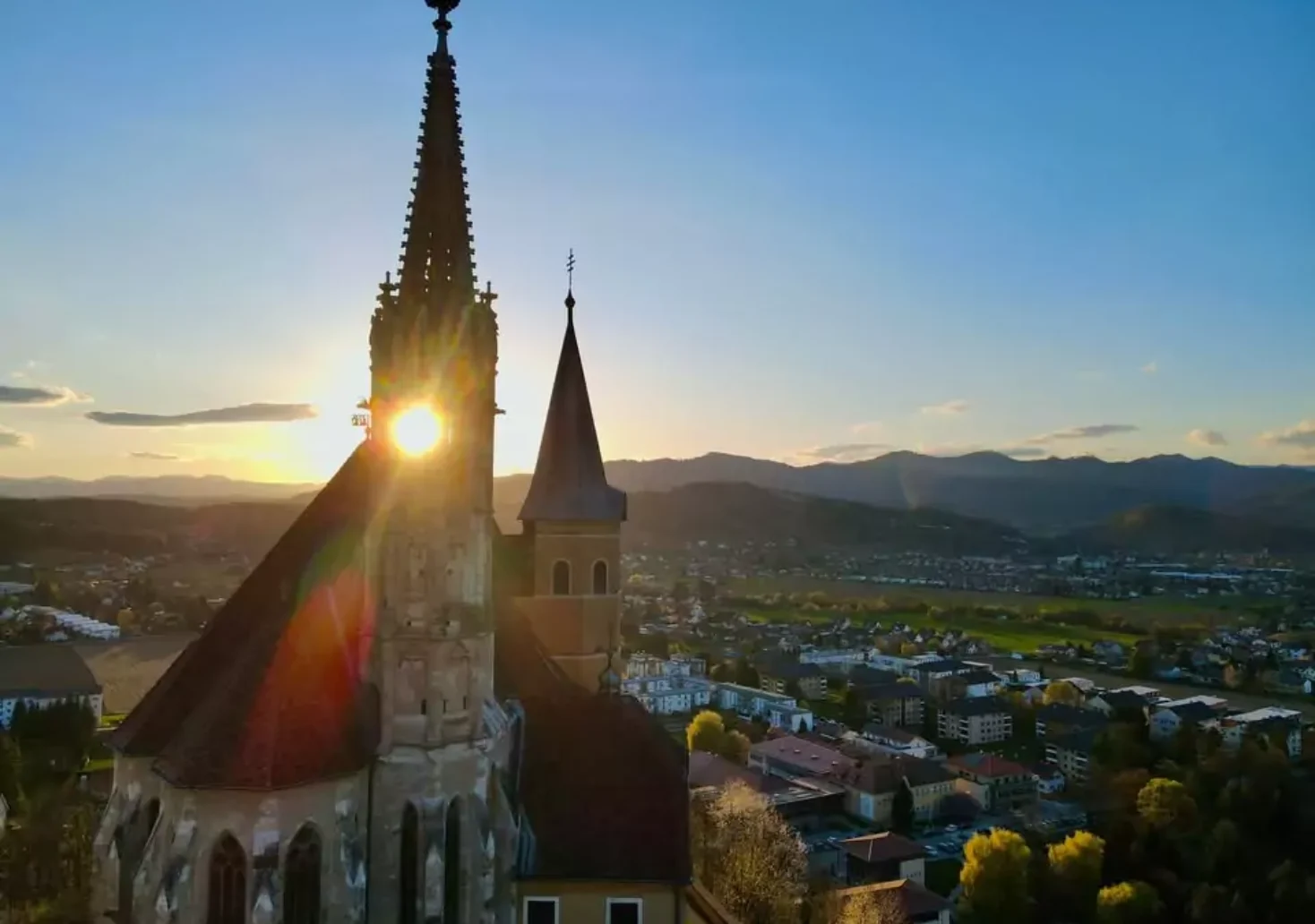 Bild auf 5min.at zeigt eine Kirche im abendlichen Licht.