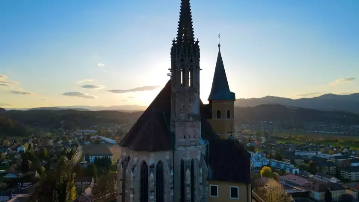Bild auf 5min.at zeigt eine Kirche im abendlichen Licht.