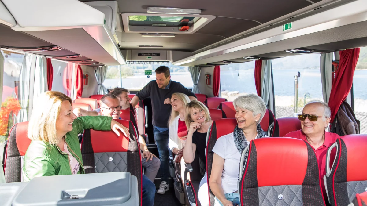 Das Bild auf 5min.at zeigt einen Busausflug mit Bacher Reisen.