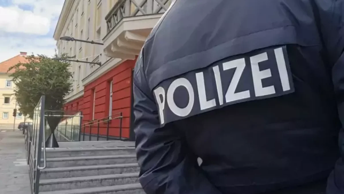 Das Bild auf 5min.at zeigt einen Polizisten vor dem Landesgericht Klagenfurt.