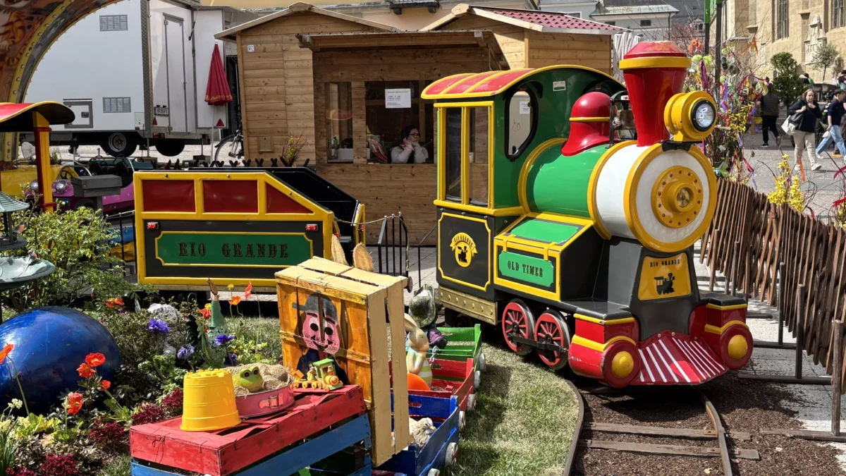 Ein Bild auf 5min.at zeigt die Kinderlokomotive am Ostermarkt in Villach.