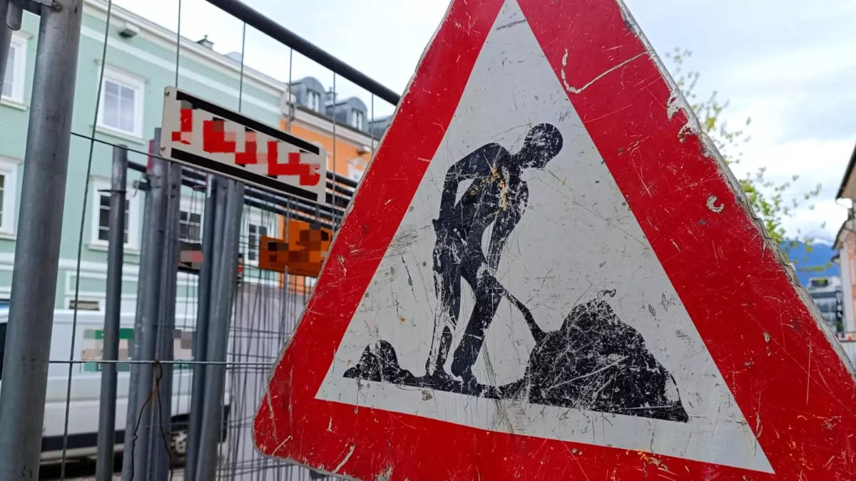 Ein Bild auf 5min.at zeigt ein Baustellenschild am Hauptplatz in Villach.