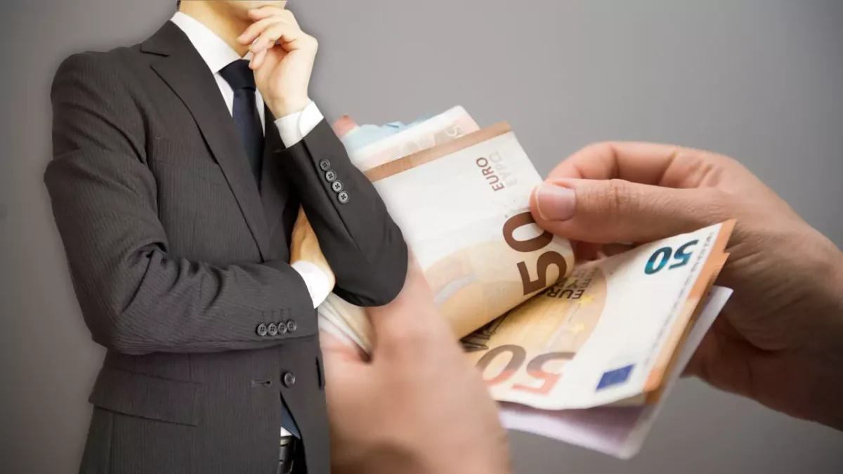 Bild auf 5min.at zeigt einen Mann, der nachdenkt, und Geld in einer Hand.