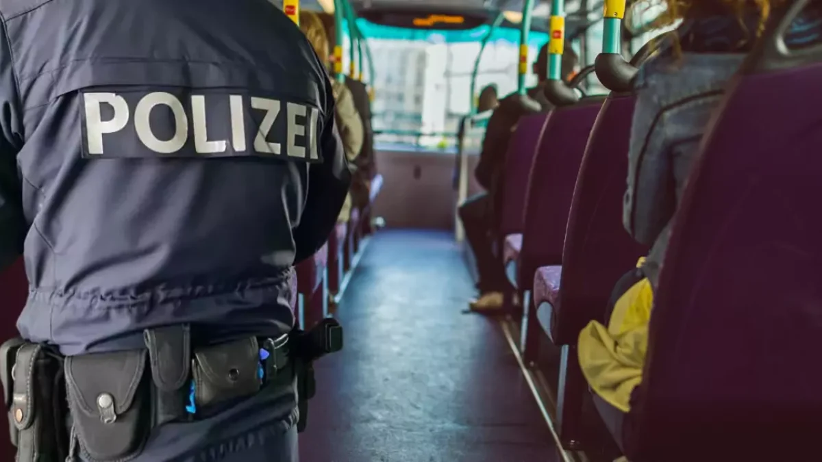 Bild auf 5min.at zeigt einen Polizisten vor in einem Bus.
