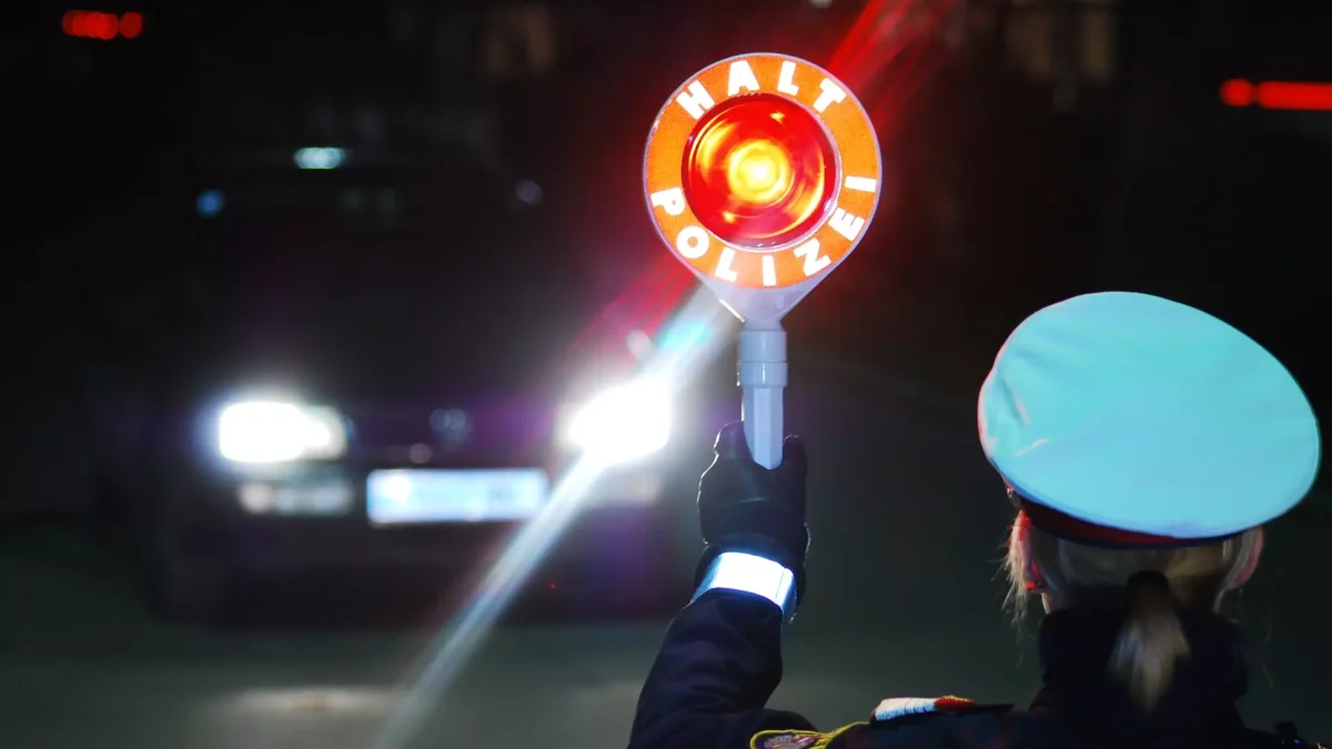 Foto auf 5min.at zeigt eine Polizeikontrolle in der Nacht