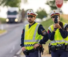 Foto in Beitrag von 5min.at: Zu sehen sind zwei Polizisten mit einem Geschwindigkeitsmesser in der Hand der weiblichen Polizistin, beide haben Warnwesten an, der Mann steht mit den Händen in den Hüften da.