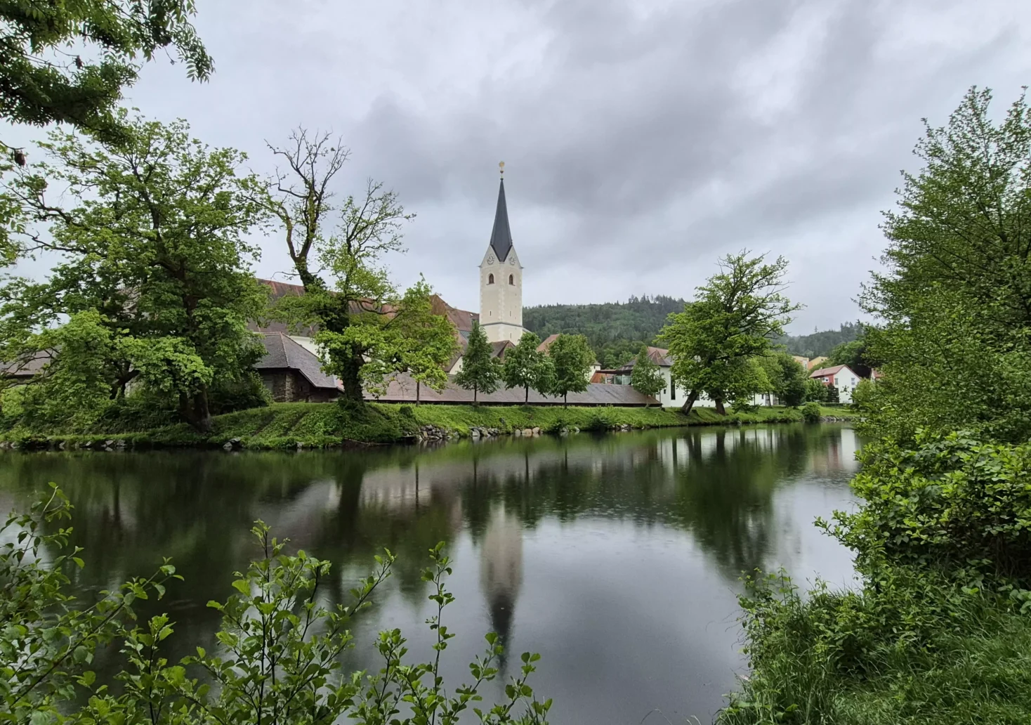 Das Bild auf 5min.at zeigt das Stift Viktring an einem regnerischen Tag.