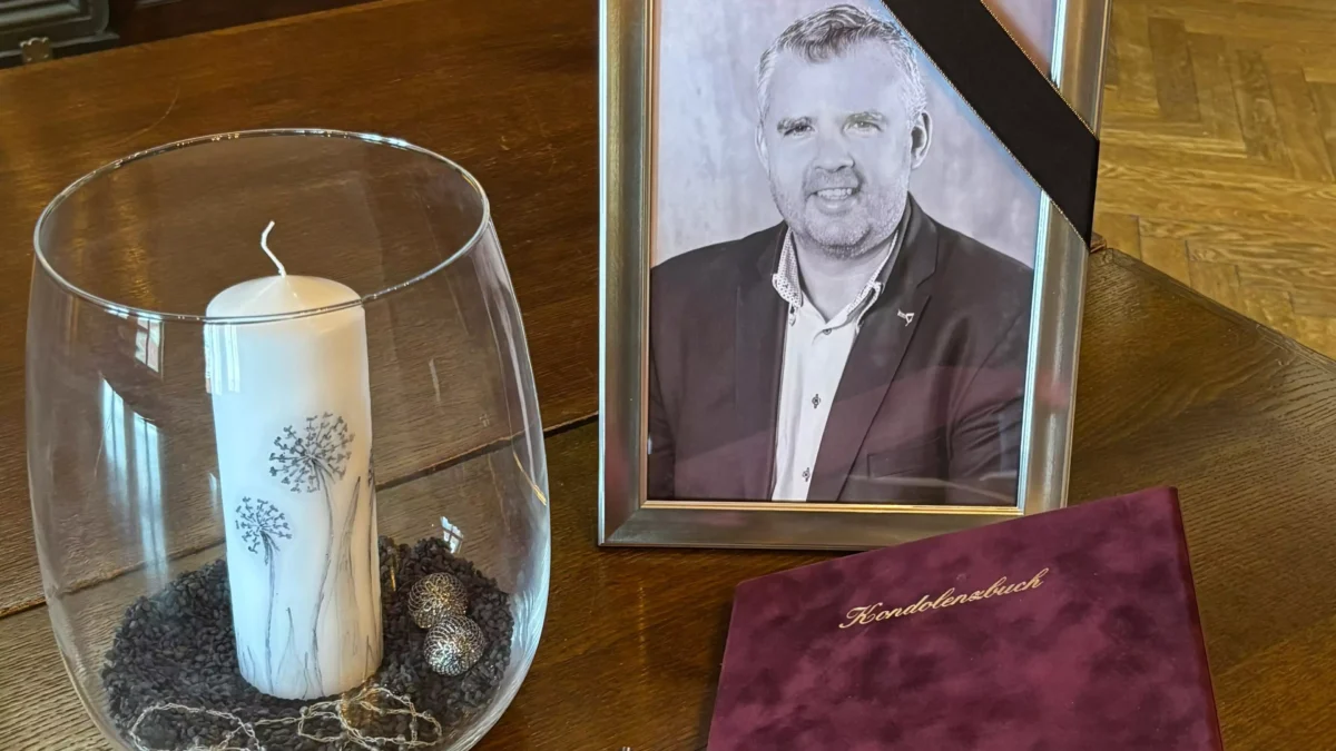 Ein Bild auf 5min.at zeigt eine weiße Kerze, ein weinrotes Kondolenzbuch sowie ein gerahmtes Foto des verstorbenen Bürgermeisters Hannes Primus.