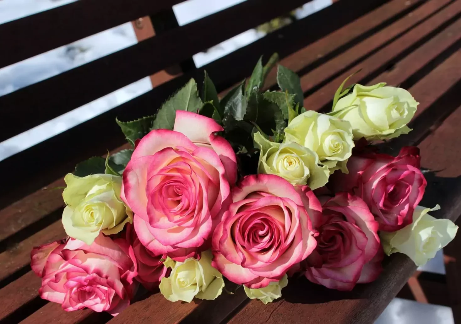 Das Bild auf 5min.at zeigt einen Blumenstrau&szlig; mit pinken Rosen.