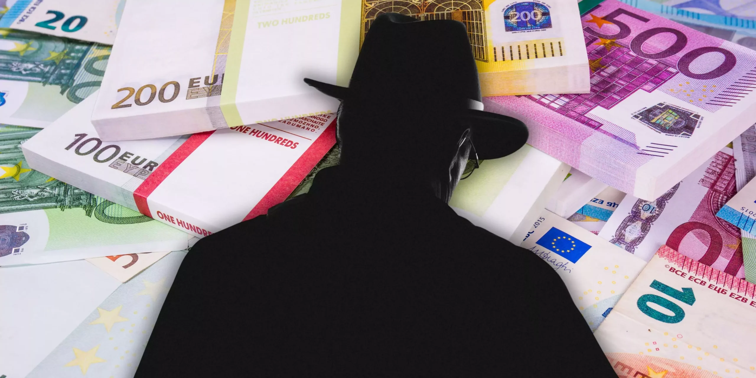Foto in Beitrag von 5min.at: Zu sehen ist ein Mann bzw die Silhouette eines Mannes und dahinter Geldbündel.