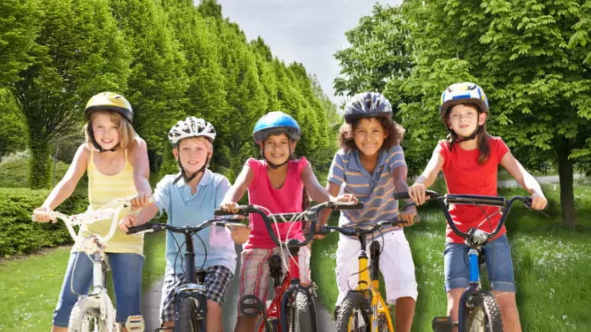 Das Bild auf 5min.at zeigt Kinder mit Helm beim Radfahren.
