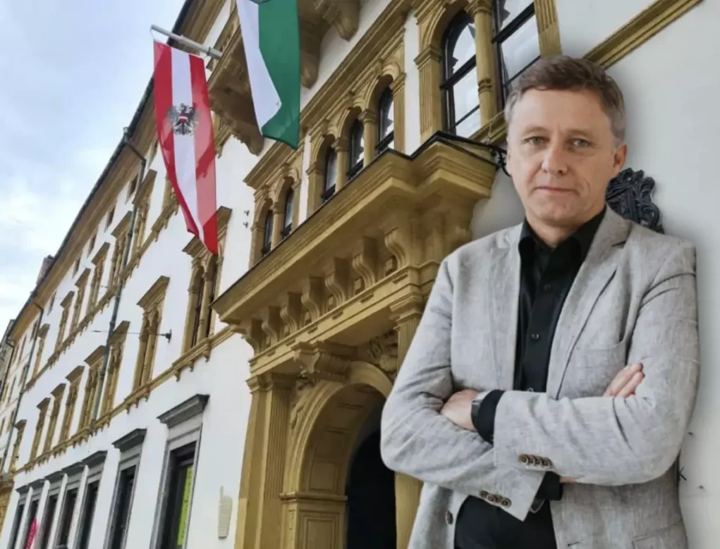 Foto auf 5min.at zeigt Lambert Schönleitner (Grüne) vor dem Landtag