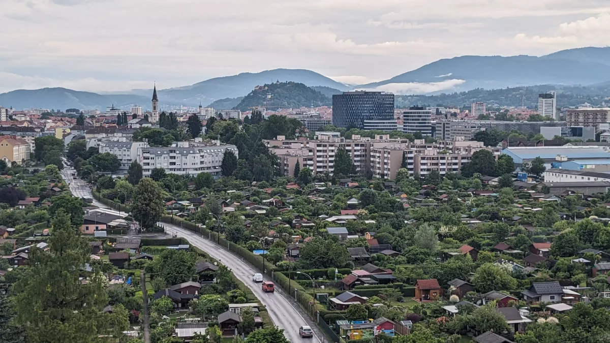 Das Bild auf 5min.at zeigt einen wolkenverhangenen Himmel über Graz.