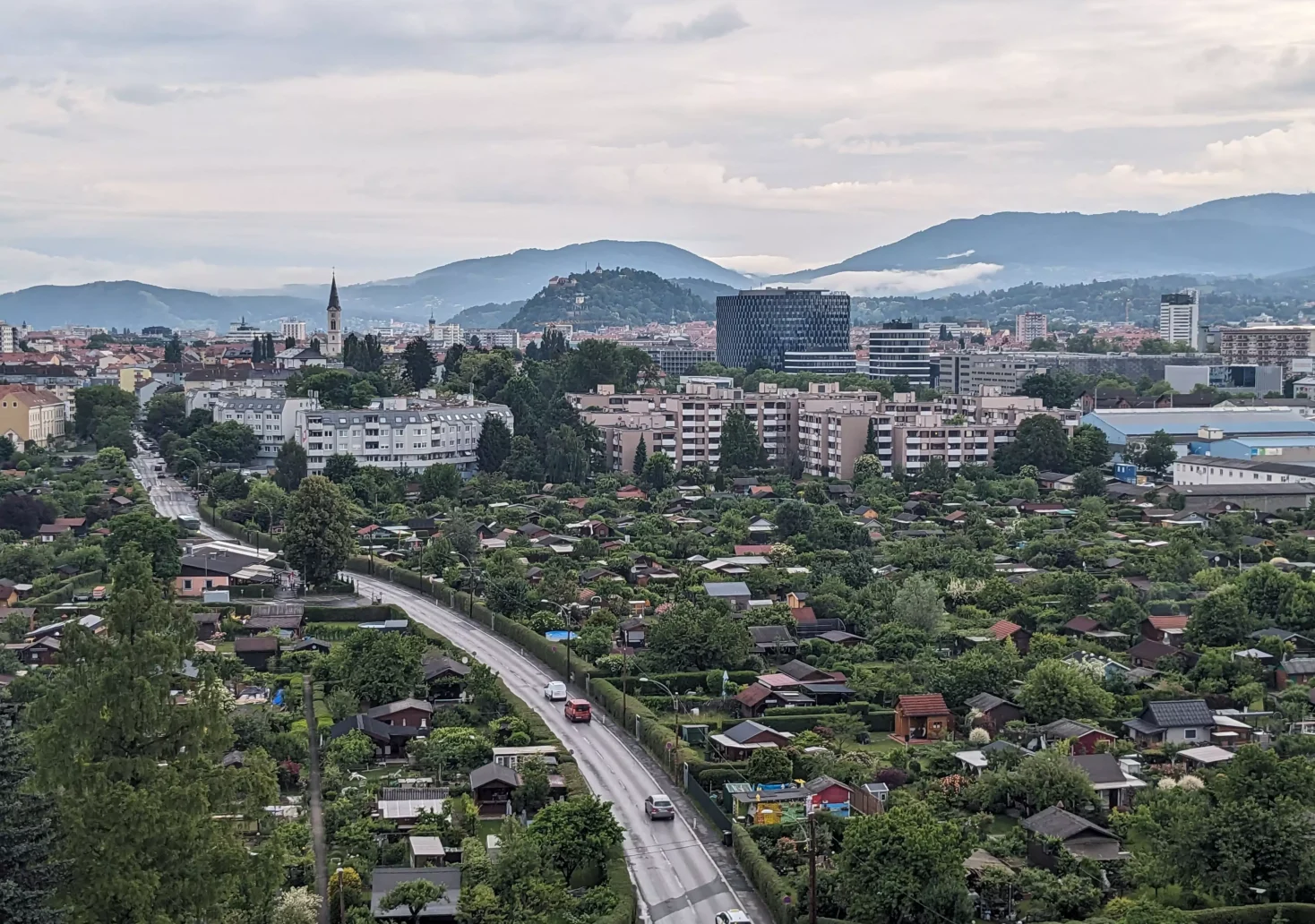 Das Bild auf 5min.at zeigt einen wolkenverhangenen Himmel über Graz.