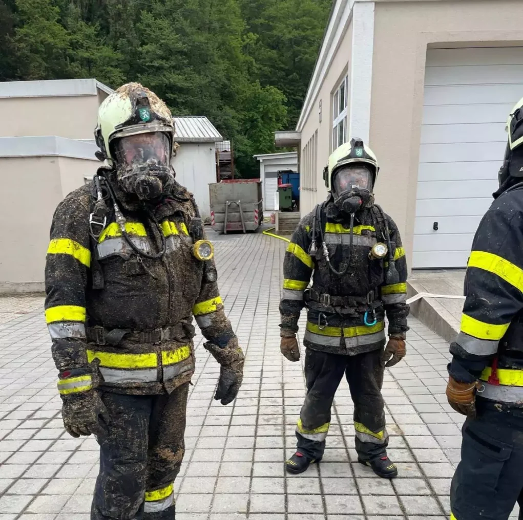 Foto auf 5min.at zeigt den Brand in einer Pelletslagerhalle in Eggersdorf bei Graz