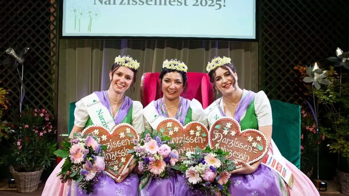 Foto auf 5min.at zeigt drei Frauen in die Kamera lächeln