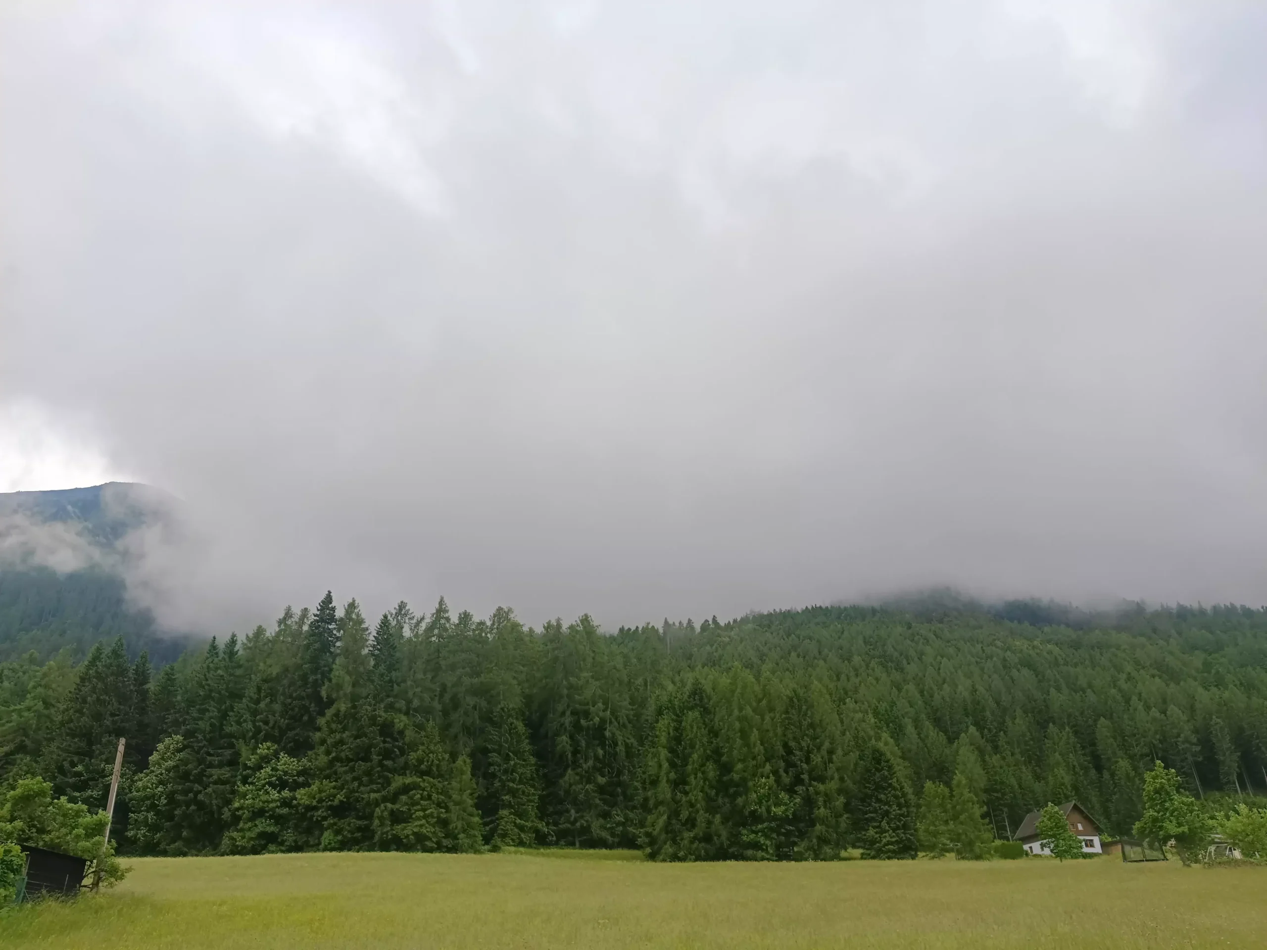 Das Bild auf 5min.a zeigt einen stark bewölkten Himmel über Kärnten.