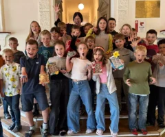 Ein Bild auf 5min.at zeigt eine Volksschulklasse in Kärnten.
