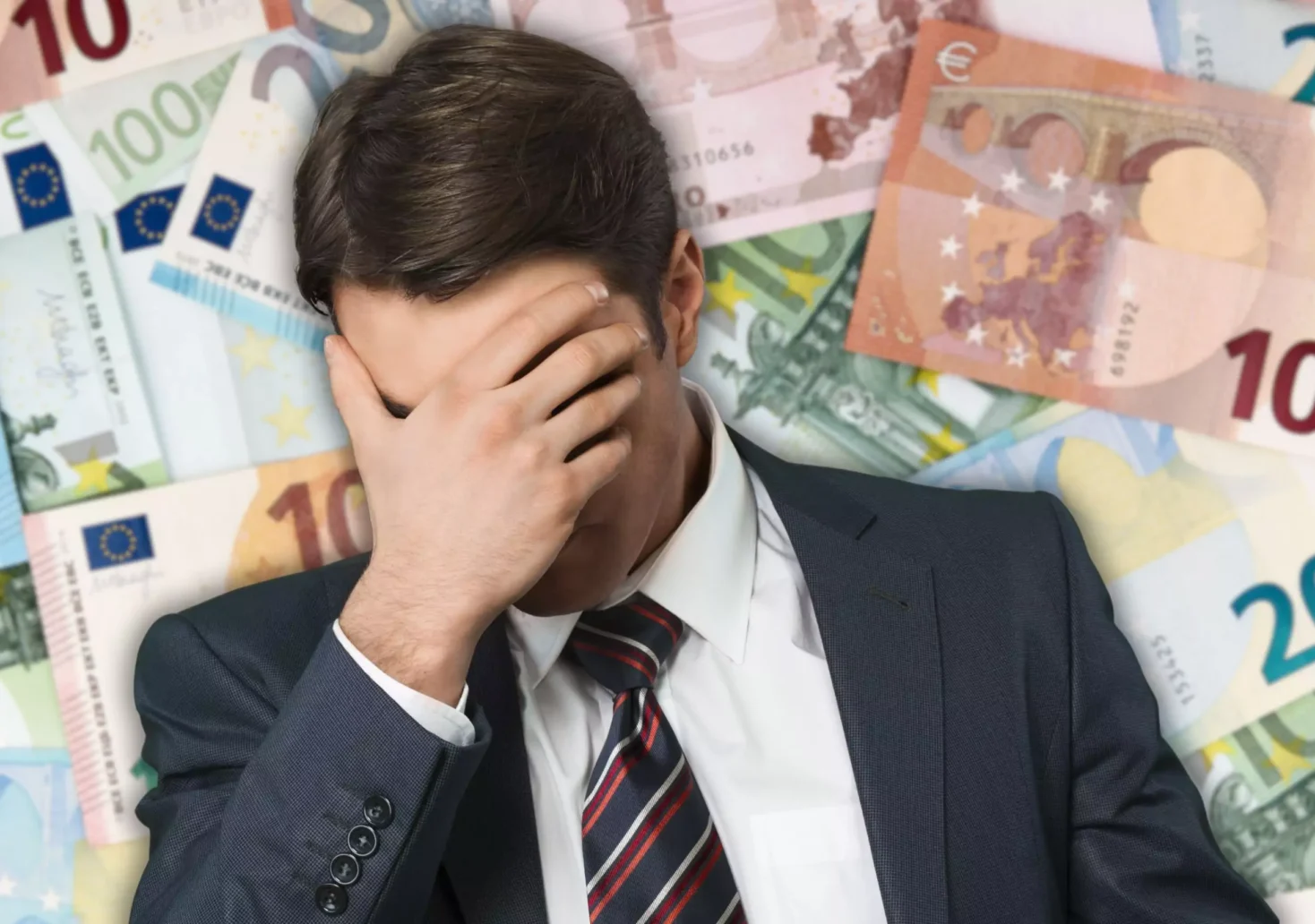 Foto in Beitrag von 5min.at: Zu sehen ist ein genervter Mann, der eine Hand vors Gesicht geschlagen hat. Im Hintergrund sind mehrere Geldscheine.