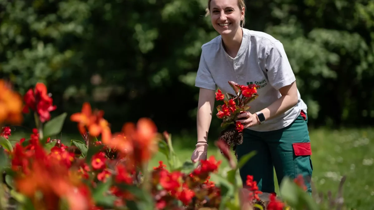 Bild auf 5min.at zeigt Gärtnerin mit Blumen.