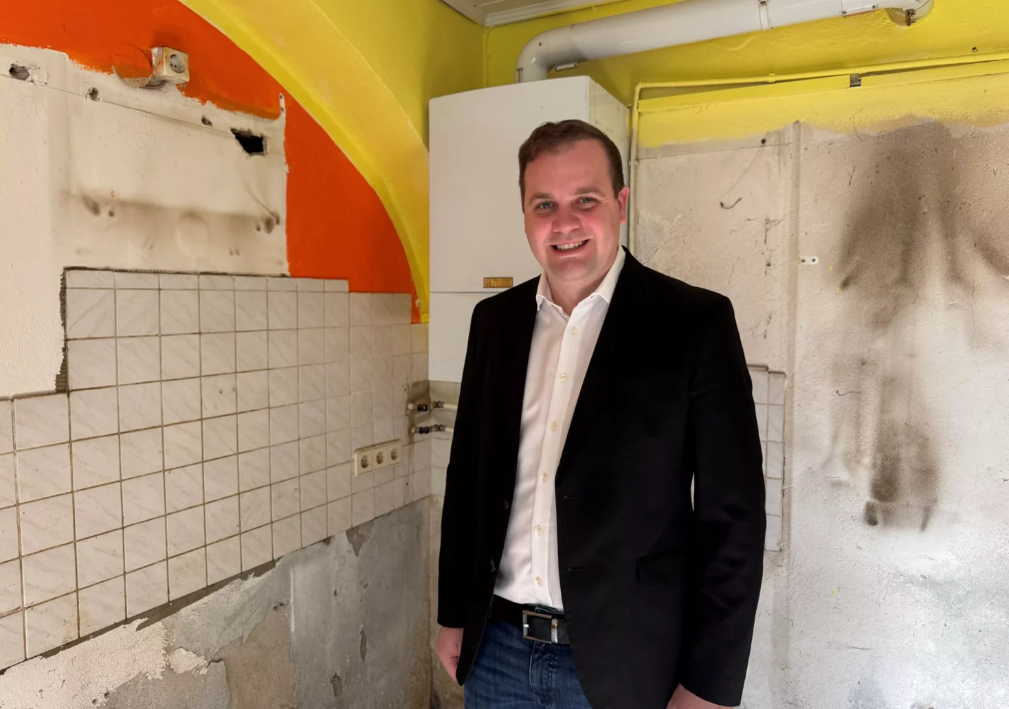 Das Foto auf www.5min.at zeigt Patrick Jonke.