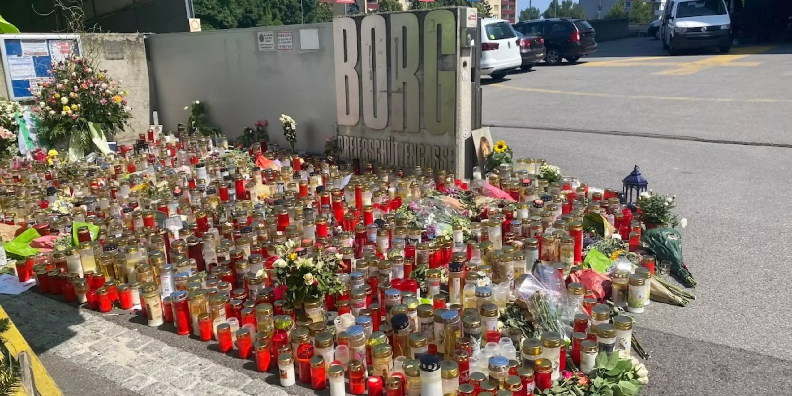 Foto in Beitrag von 5min.at: Zu sehen sind viele Kerzen vor dem BORG Dreierschützengasse in Graz, wo der Amoklauf stattgefunden hat.