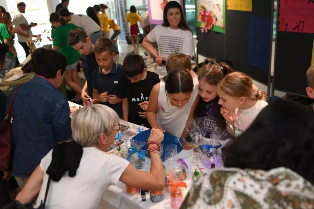 Ein Bild auf 5min.at zeigt die Volksschüler beim Changemaker-Markttag in der Aula der Universität Klagenfurt.
