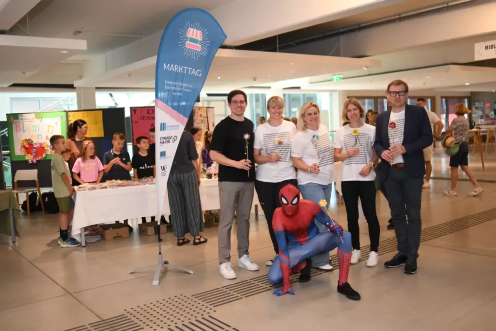 Ein Bild auf 5min.at zeigt die Volksschüler beim Changemaker-Markttag in der Aula der Universität Klagenfurt.