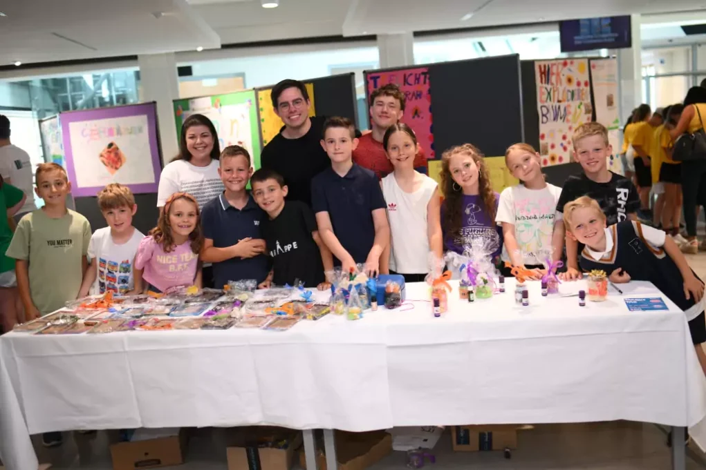 Ein Bild auf 5min.at zeigt die Volksschüler beim Changemaker-Markttag in der Aula der Universität Klagenfurt.