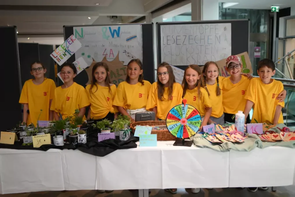 Ein Bild auf 5min.at zeigt die Volksschüler beim Changemaker-Markttag in der Aula der Universität Klagenfurt.