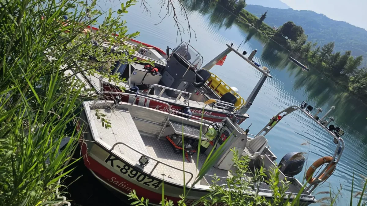 Ein Bild auf 5min.at zeigt die Einsatzboote.