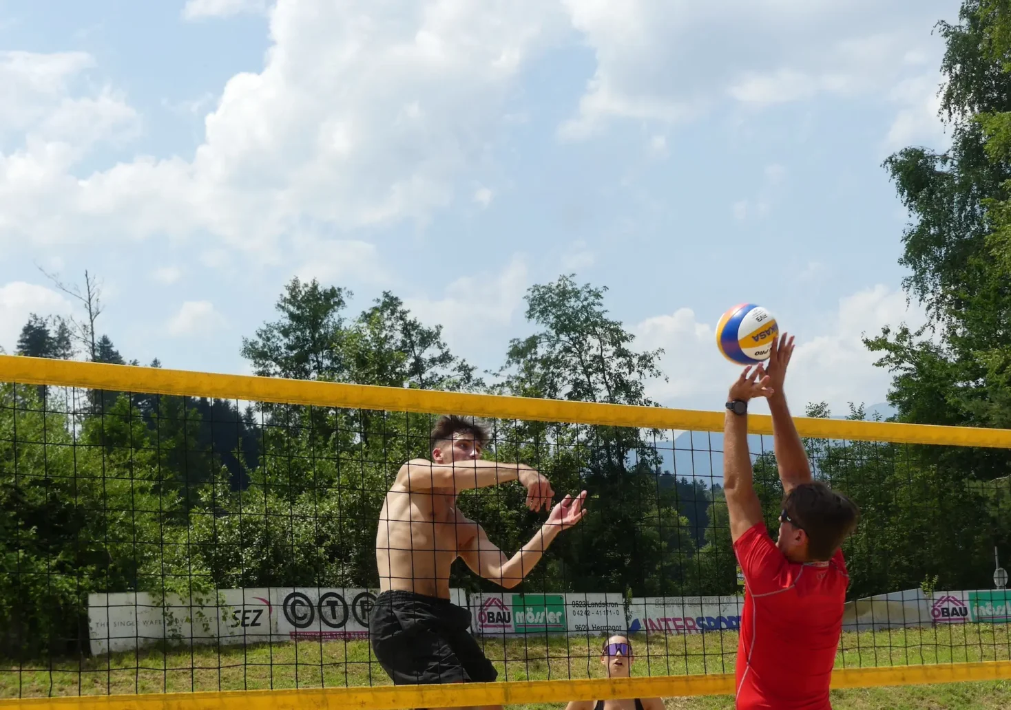 Das Foto auf www.5min.at zeigt Ein Beachvolleyballtunier.