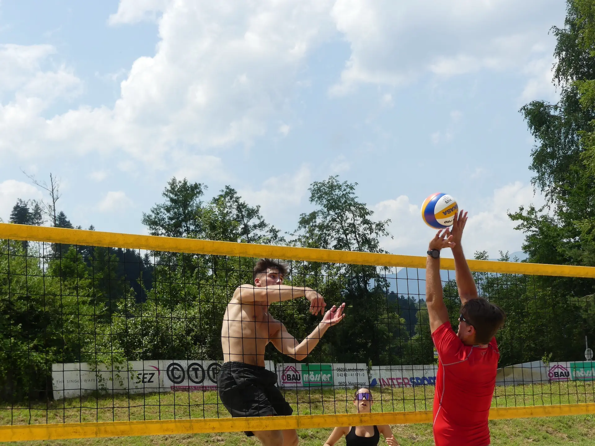 Das Foto auf www.5min.at zeigt Ein Beachvolleyballtunier.