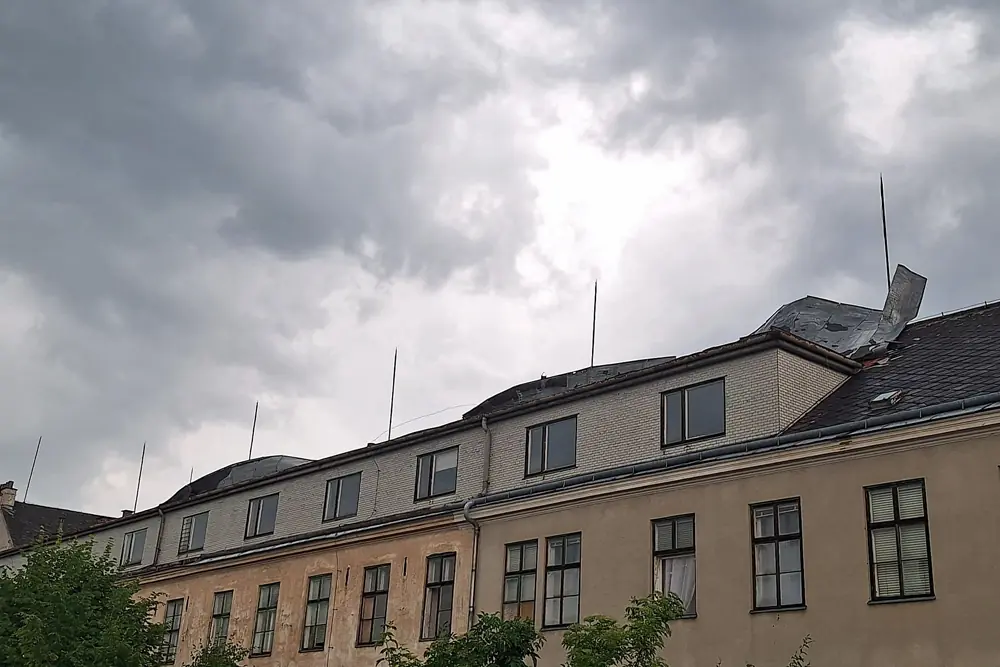 Ein Bild auf 5min.at zeigt dunkle Gewitterwolken über einem Mehrparteienhaus in Siegharts.