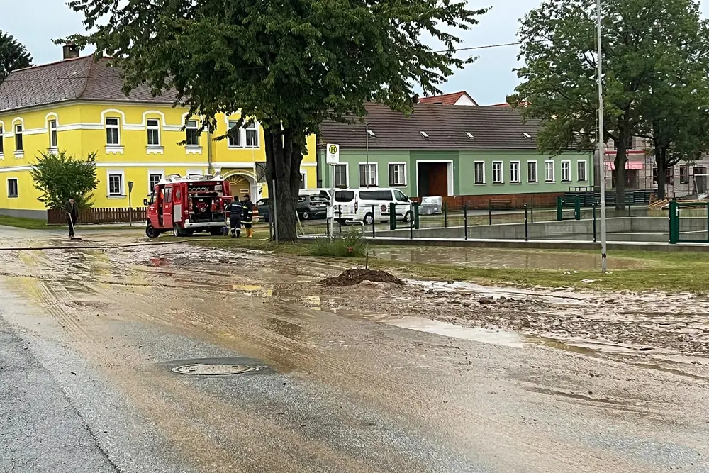 Ein Bild auf 5min.at zeigt überschwemmte Straßen.