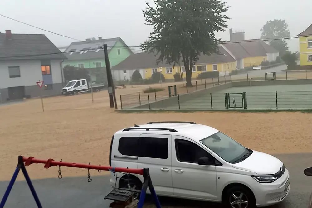 Ein Bild auf 5min.at zeigt überschwemmte Straßen.
