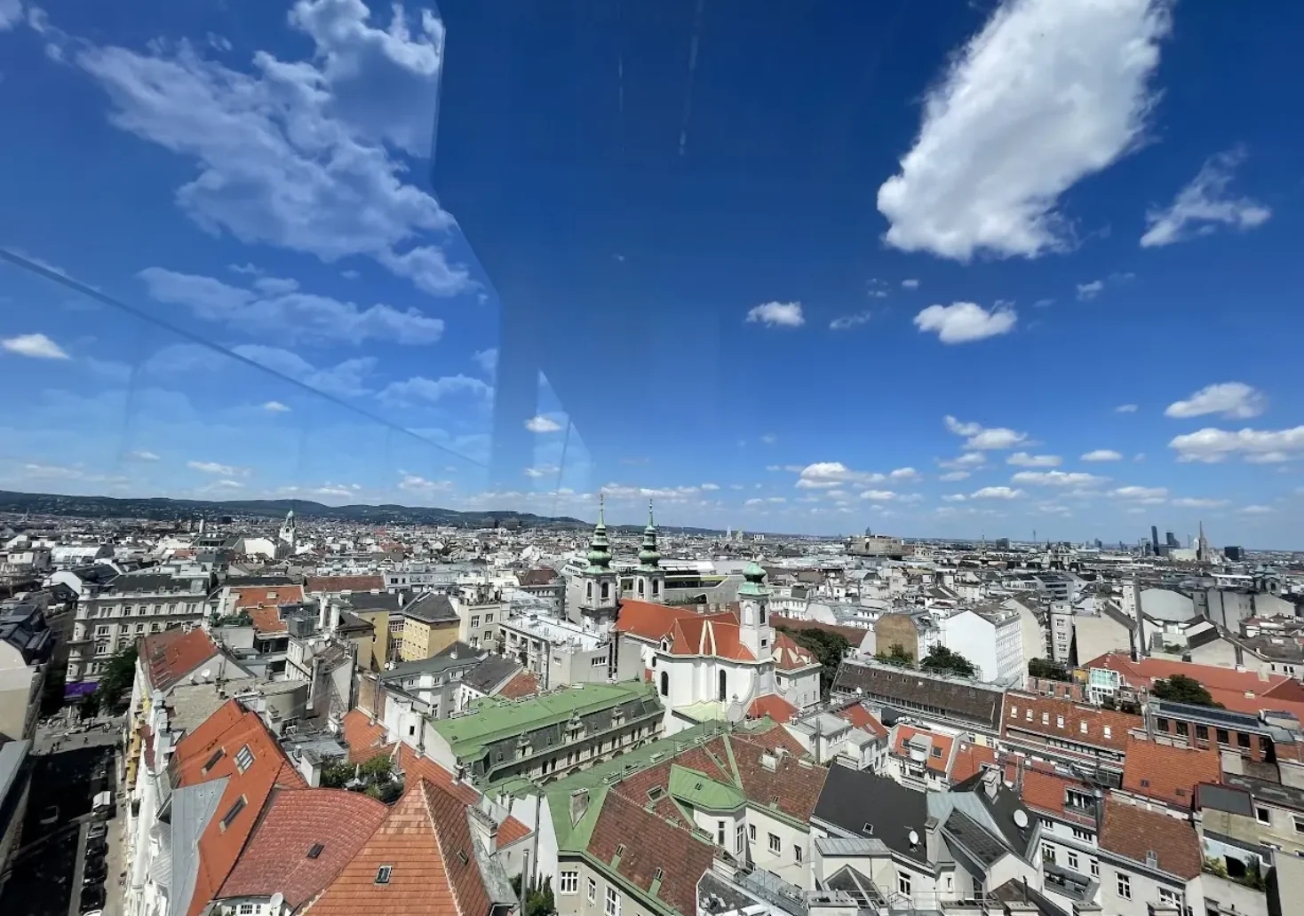 Bild auf 5min.at zeigt Wien von oben mit Wolken
