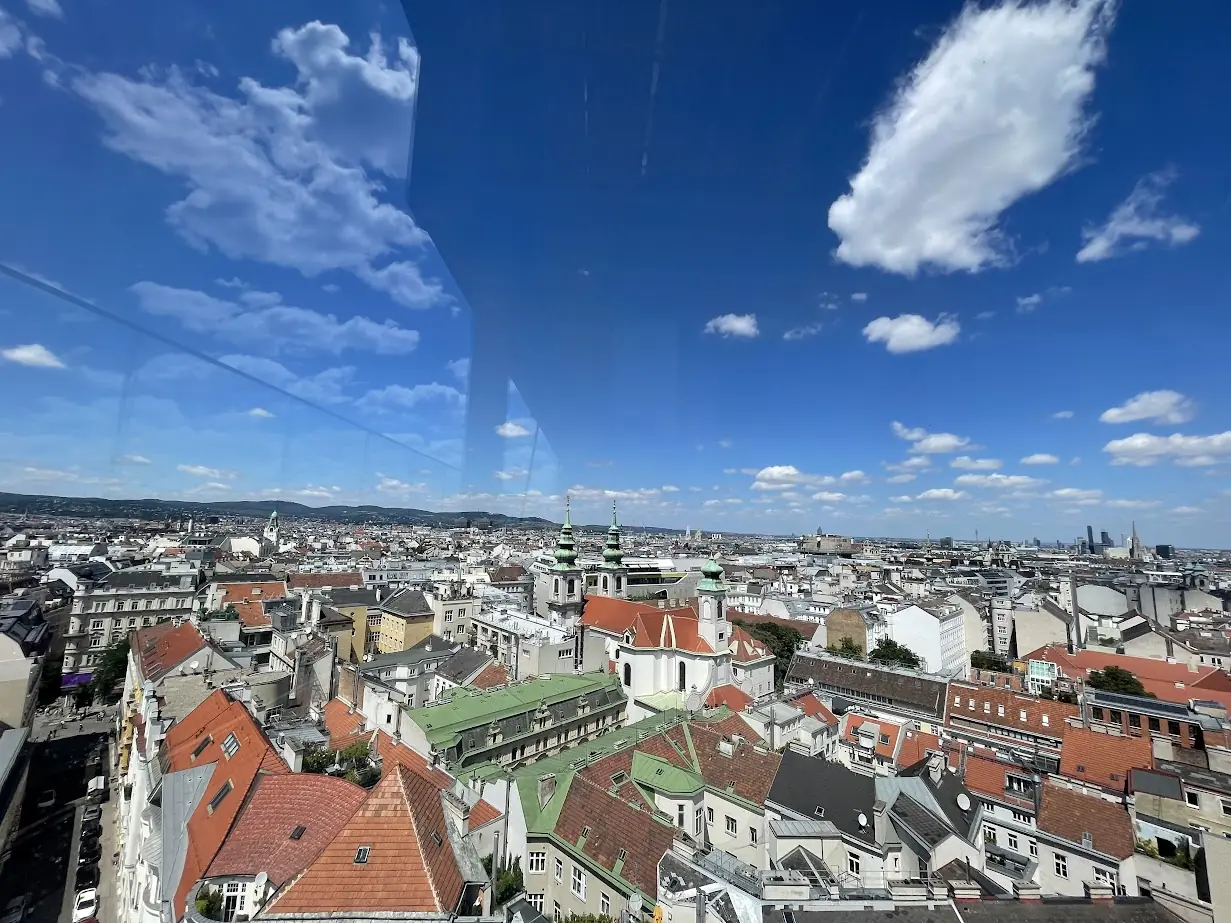 Bild auf 5min.at zeigt Wien von oben mit Wolken