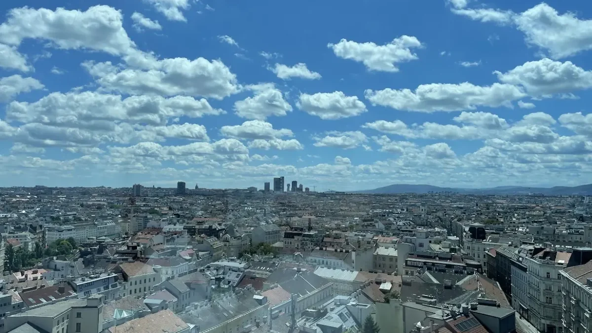 Bild auf 5min.at zeigt Wien von oben mit Wolken