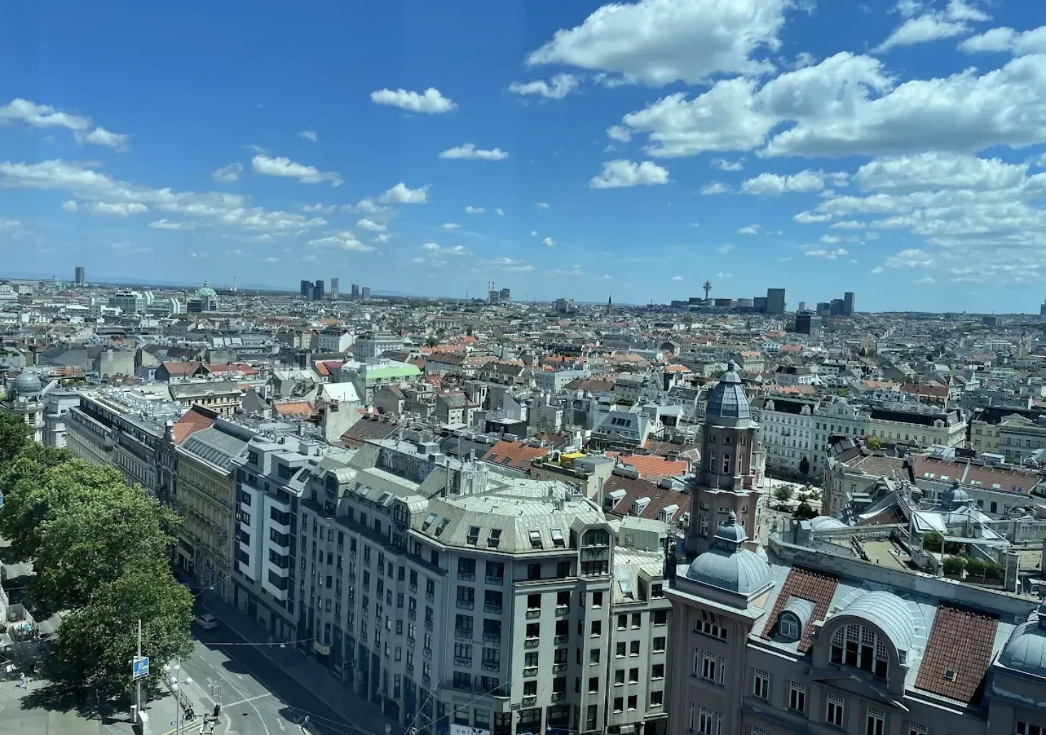 Bild auf 5min.at zeigt Wien von oben mit Wolken