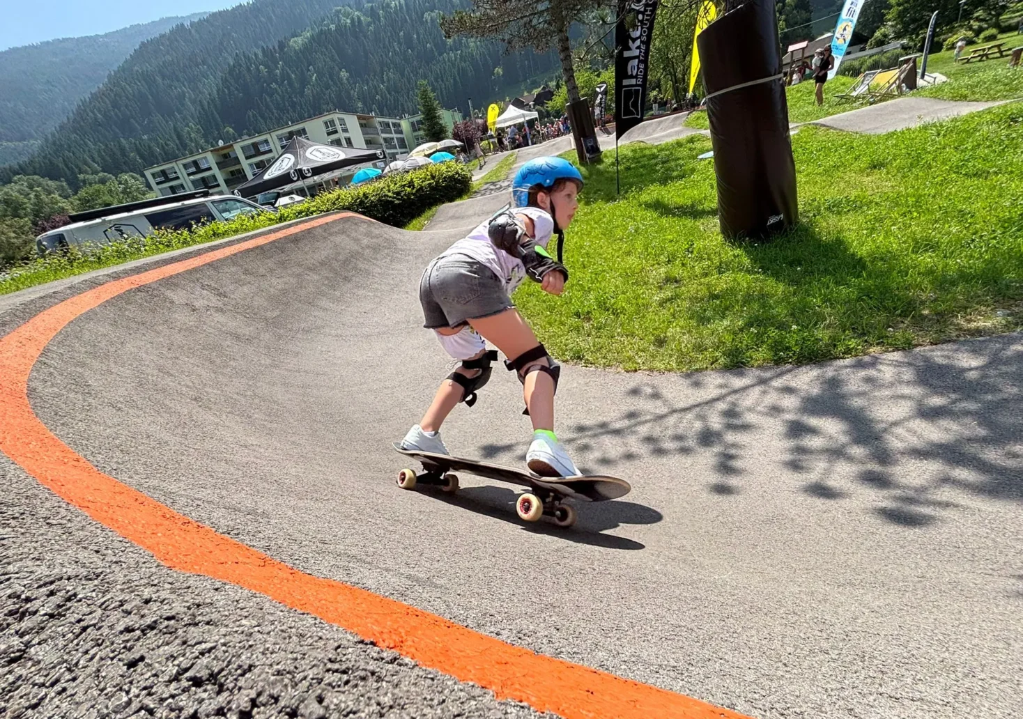 Das Bild auf 5min.at zeigt ein Kind beim Skateboardfahren.