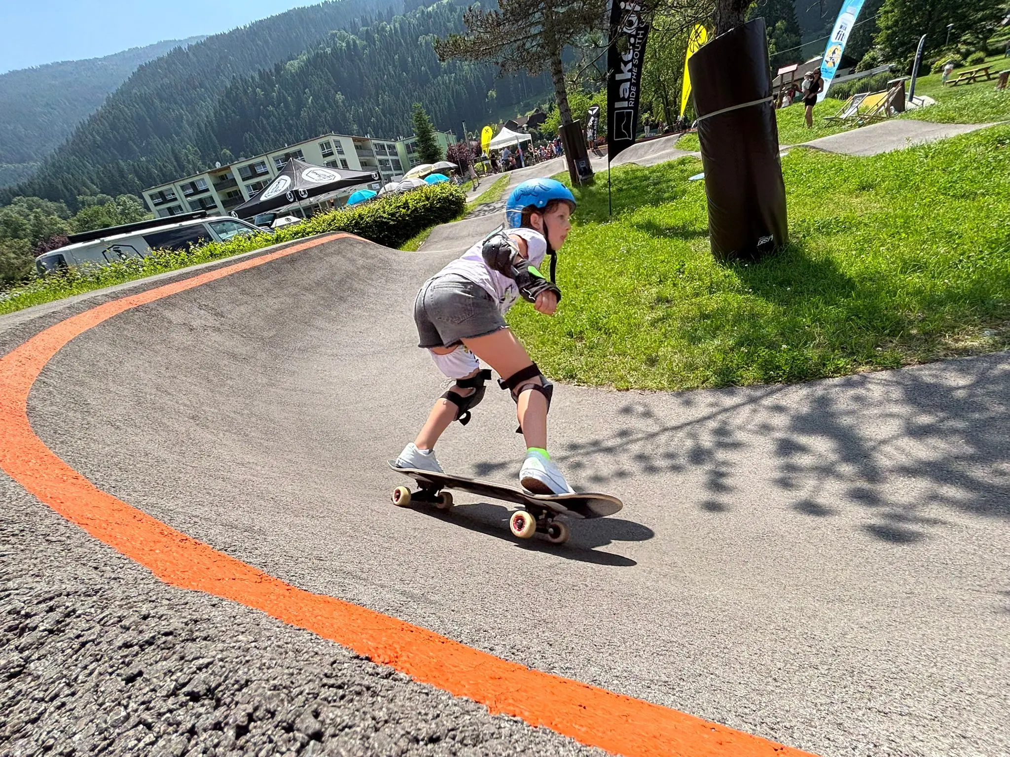 Das Bild auf 5min.at zeigt ein Kind beim Skateboardfahren.