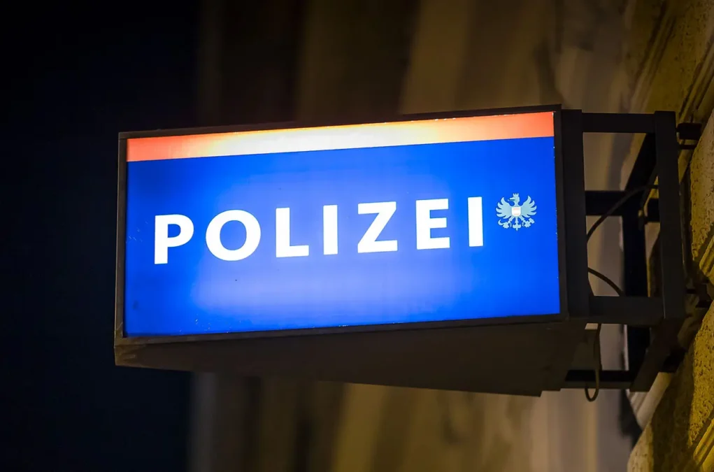 Bild auf 5min.at zeigt eine Polizeistation bei Nacht.