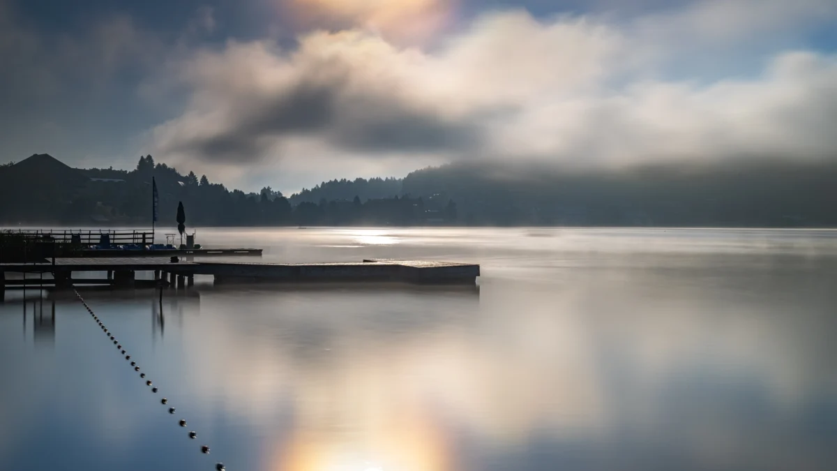 Das Bild auf 5min.at zeigt den Faaker See am Morgen.