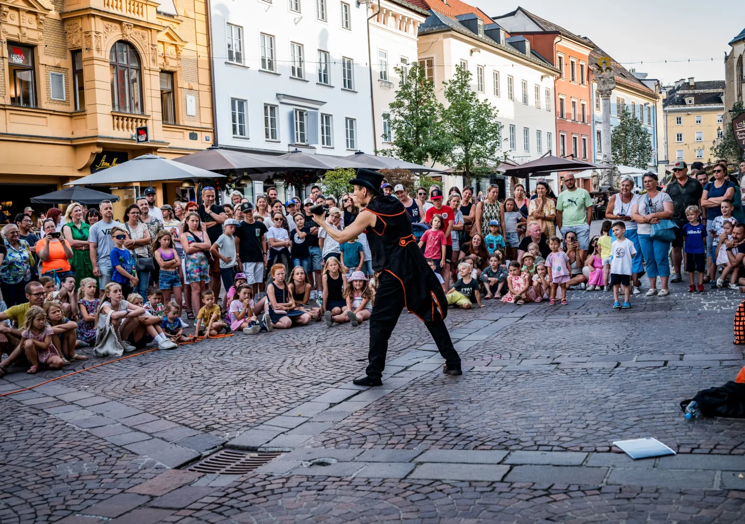 Das Bild auf 5min.at zeigt das Stra&szlig;enkunstfestival in Villach.