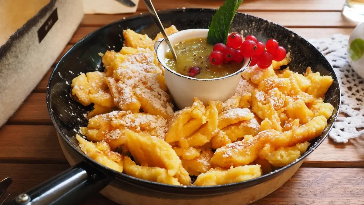 Das Bild auf 5min.at zeigt eine Pfanne mit Kaiserschmarrn.