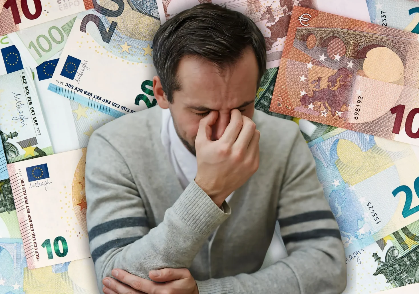 Foto in Beitrag von 5min.at zeigt einen Mann, der verzweifelt die Hand vorm Gesicht hat, dahinter ist Geld.