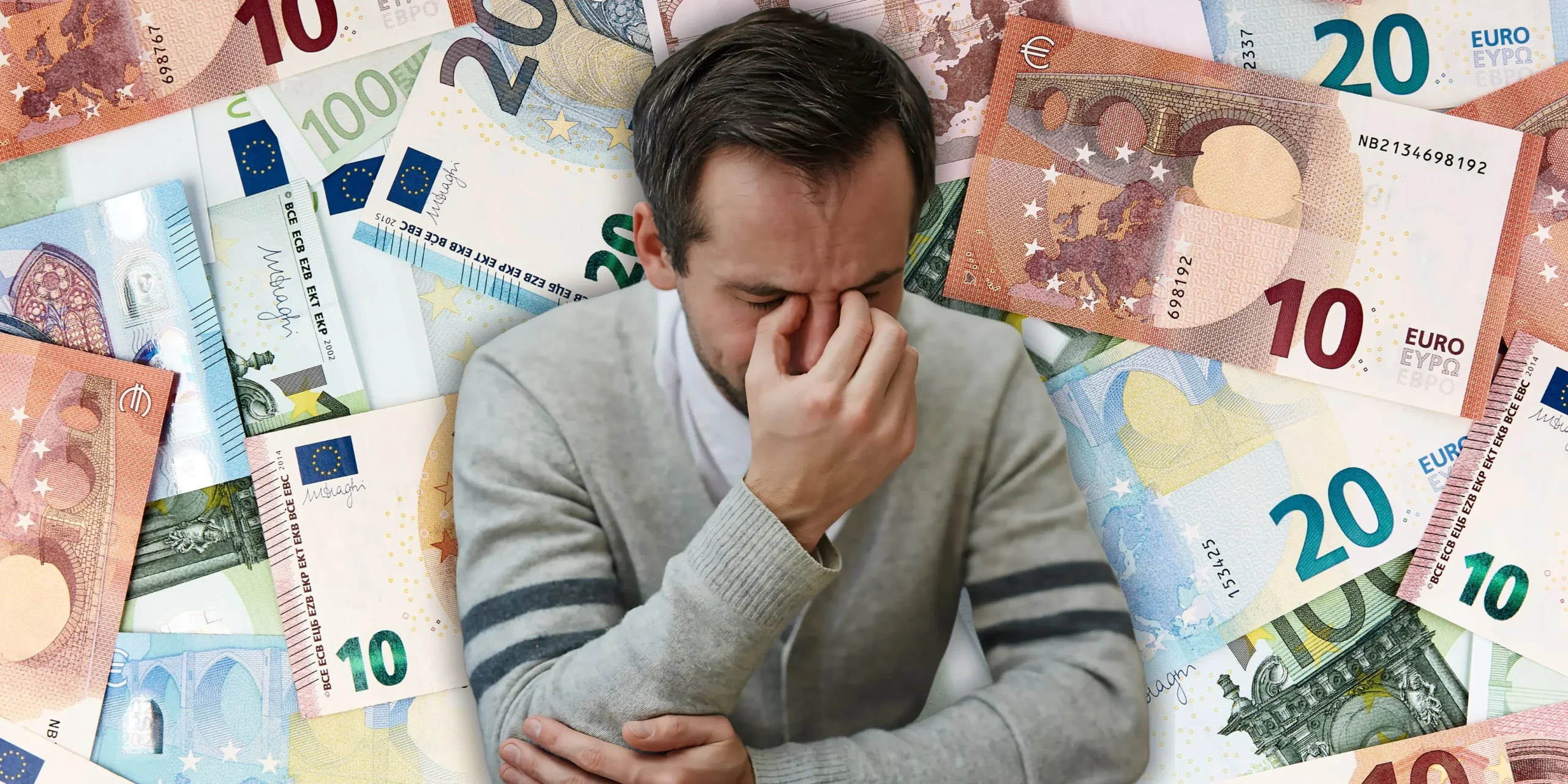 Foto in Beitrag von 5min.at zeigt einen Mann, der verzweifelt die Hand vorm Gesicht hat, dahinter ist Geld.