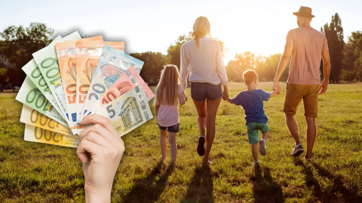 Foto in Beitrag von 5min.at zeigt eine Familie mit zwei Kindern im Sonnenuntergang und eine Hand mit Geld.