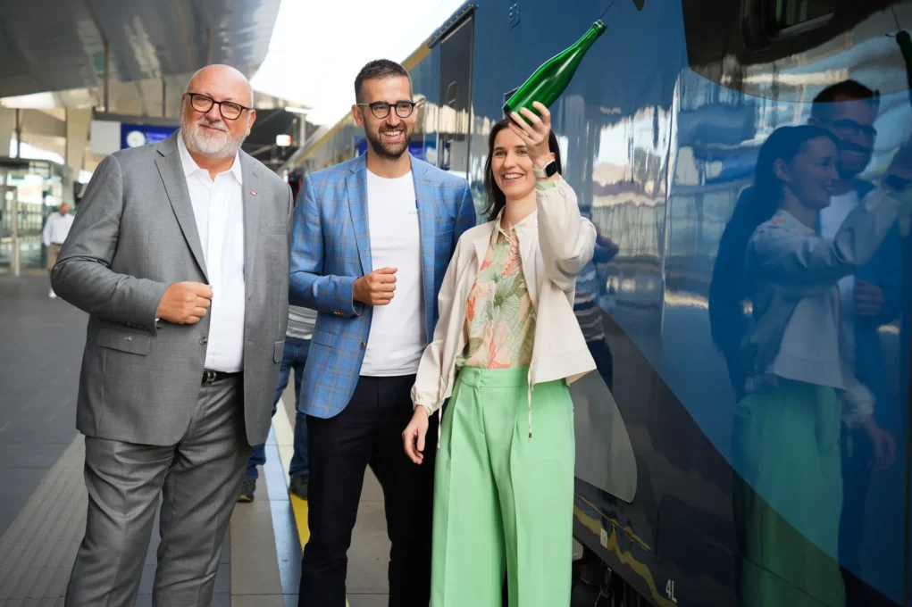 Das Foto auf www.5min.at zeigt den Pressetermin Wien.